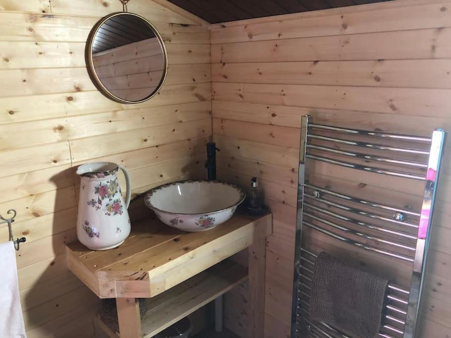 Unique Tiny House Near 3 Peaks - The Zedshed Apartman Bentham Kültér fotó